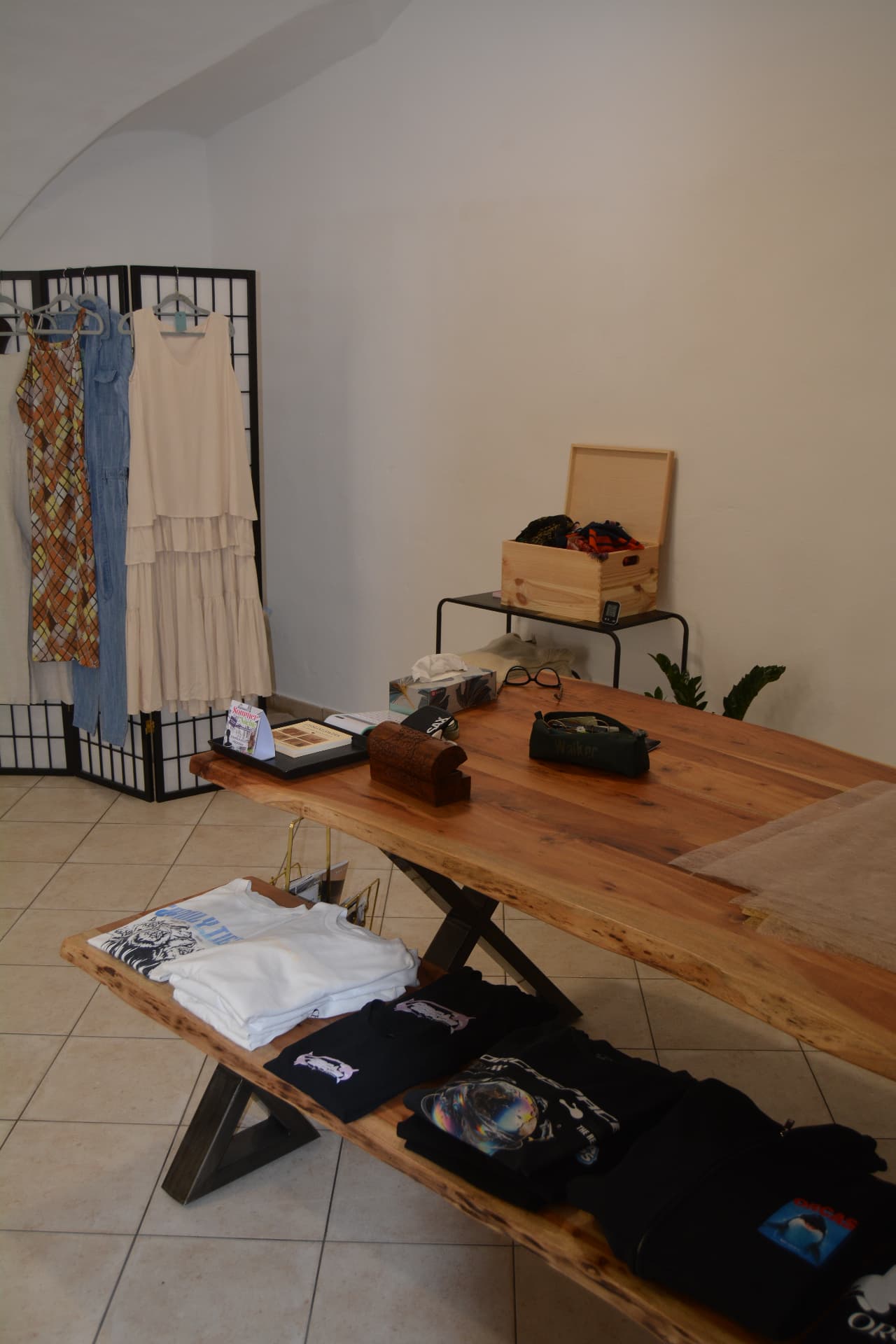 Tisch mit Accessoires
